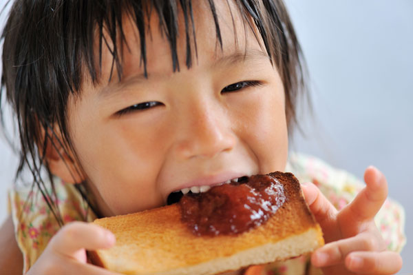 ジャムを食べているはなの笑顔